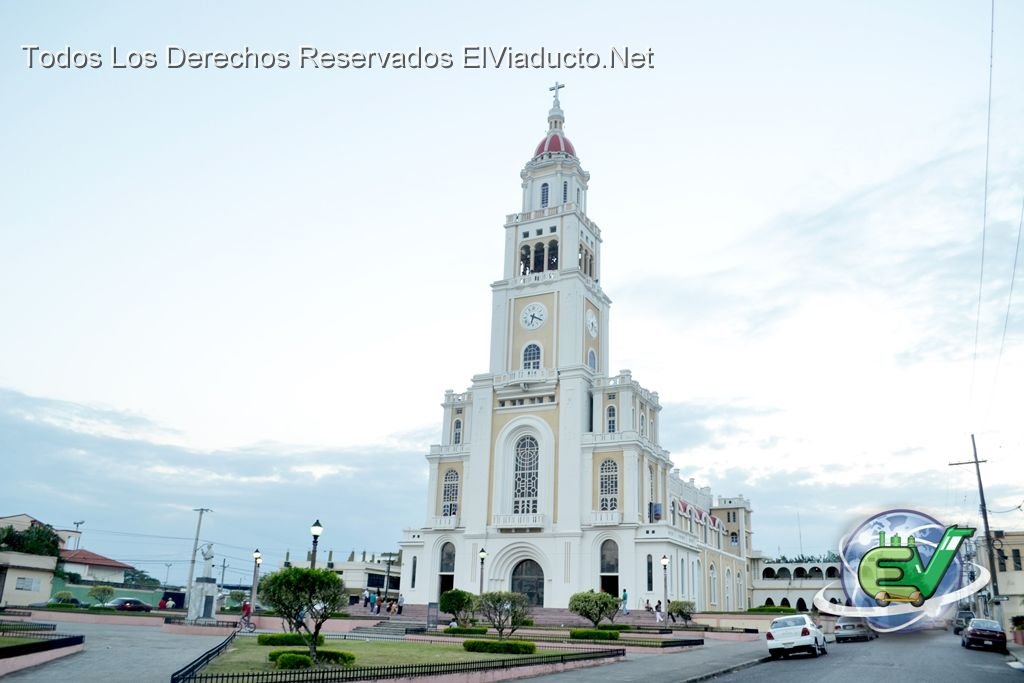 Iglesia Sagrado Corazón de Jesús de Moca (Frontal, lateral derecho)